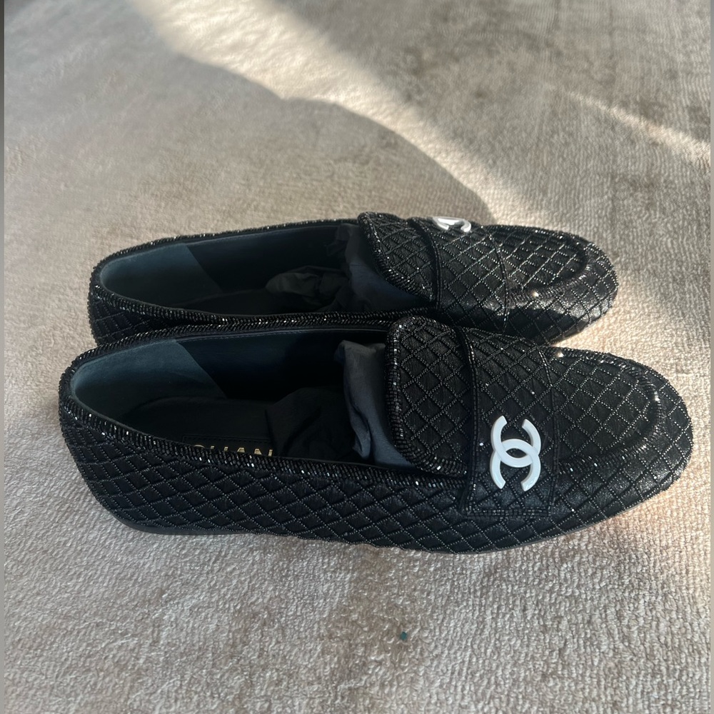 A Beautiful BRAND NEW fabric & embroidered pair of CHANEL Moccasin loafers 39.5 - Picture 3 of 15